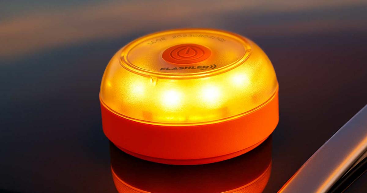 Baliza v16 FlashLED IOT sobre techo de coche