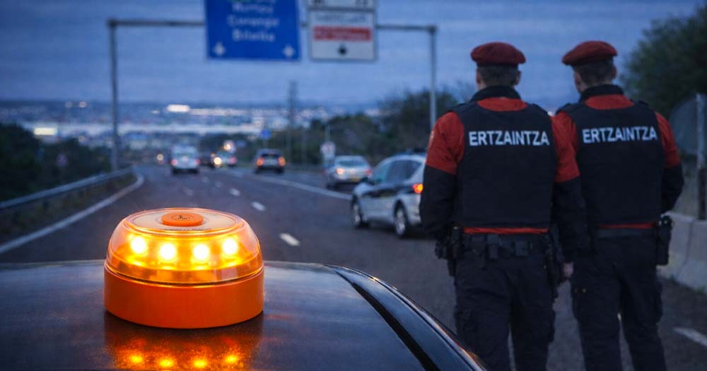 Etzaintza miltando en la carretera baliza v16